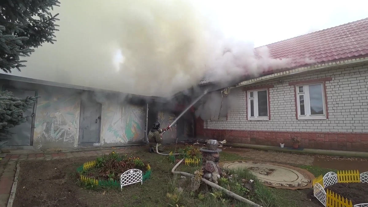 Неизвестный мужчина погиб на пожаре в гараже в поселке Пушкино - фото 1