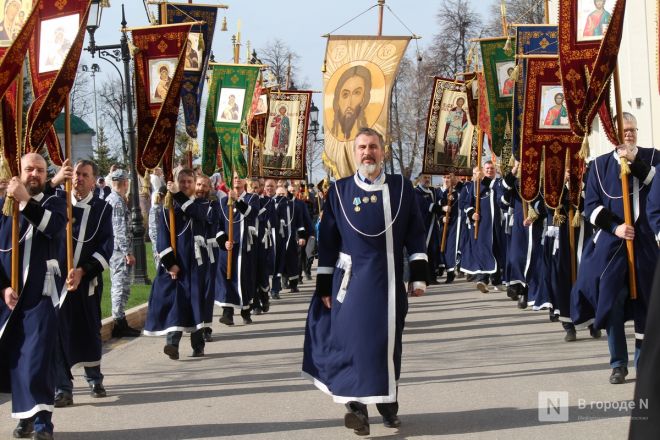 Фоторепортаж: как прошел пасхальный крестный ход в Нижнем Новгороде - фото 71