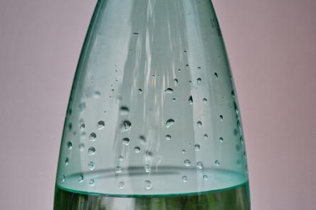 В Роскачестве рассказали, какую питьевую воду можно давать детям