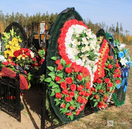 Огромные памятники и скромные кресты: показываем, как выглядят могилы известных нижегородских политиков - фото 34