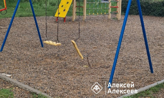 10-летняя девочка получила сотрясение из-за сломавшихся качелей в Дзержинске - фото 1