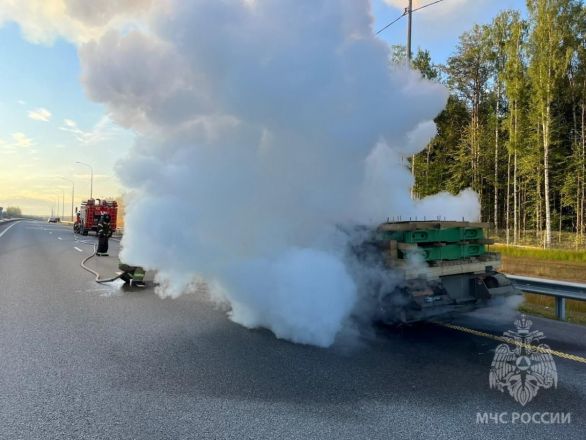 Фура загорелась после взрыва на трассе М-12 в Нижегородской области - фото 2